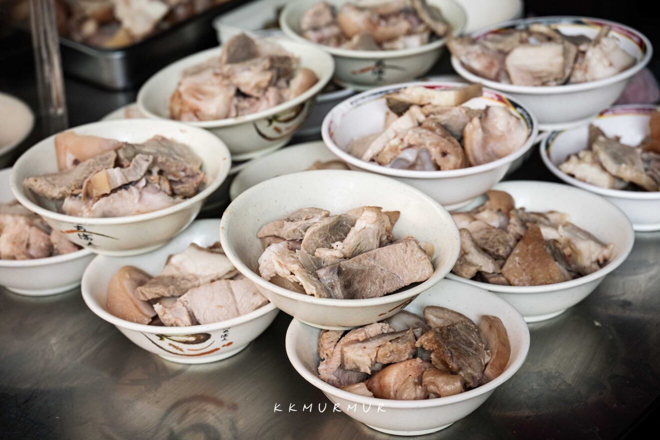 【許仔豬腳麵線】大稻埕慈聖宮必吃50年老店，白湯豬腳醇郁爽鮮好對味｜台北大同區美食推薦｜捷運大橋頭站(菜單) - 老K嘴一下
